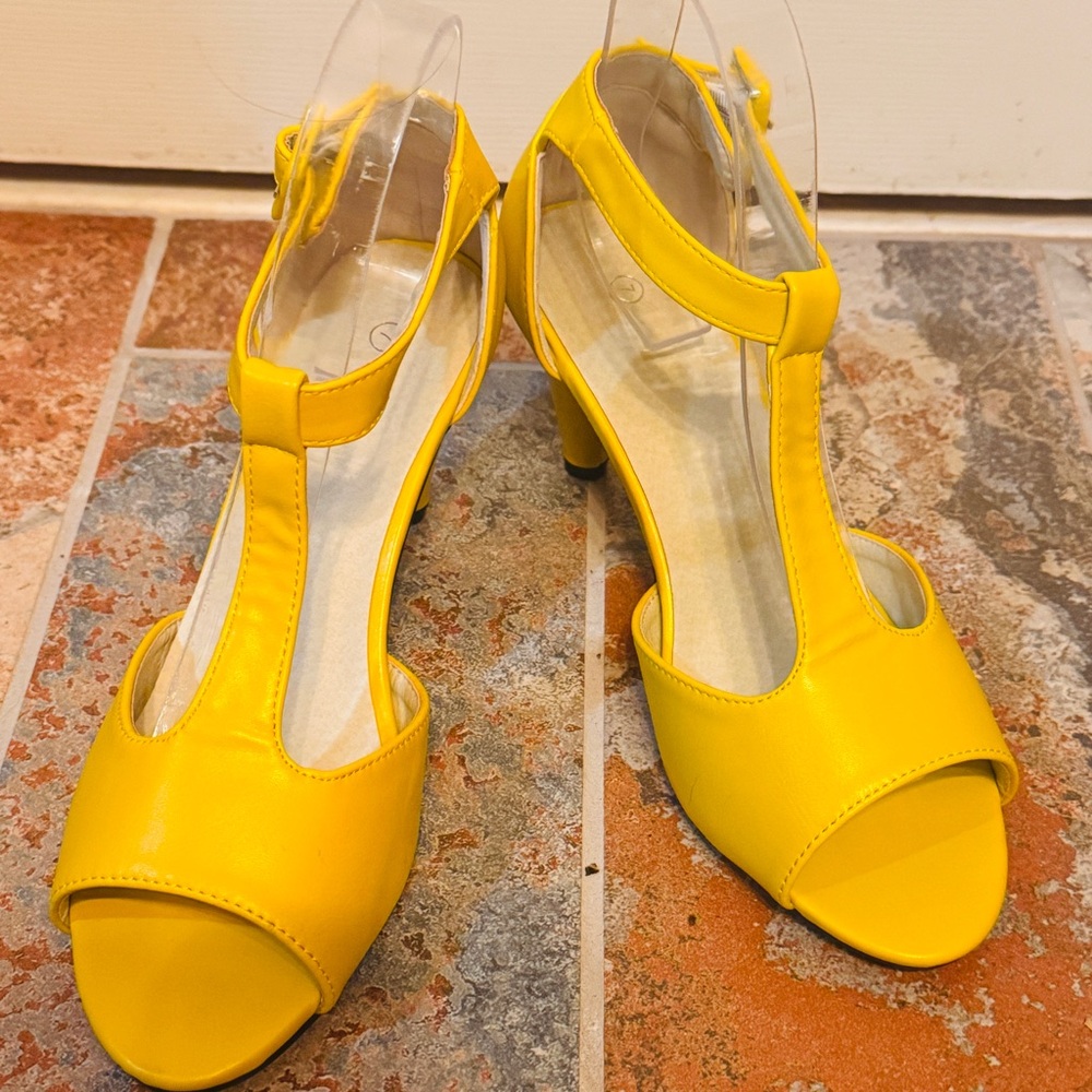 NWOB! Gorgeous Yellow Strappy Liw Heel Sandals!